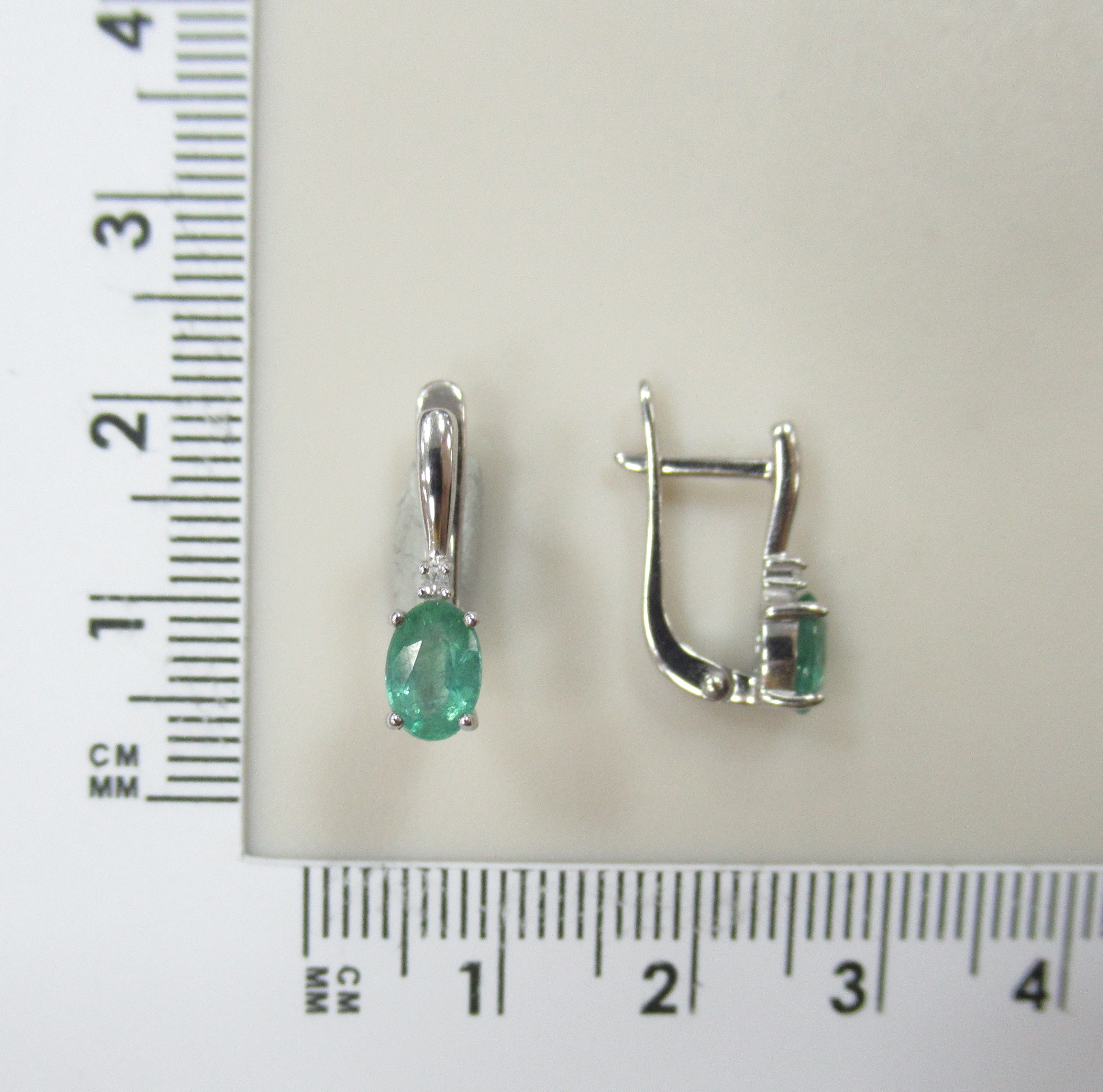 Серьги из белого золота с изумрудами